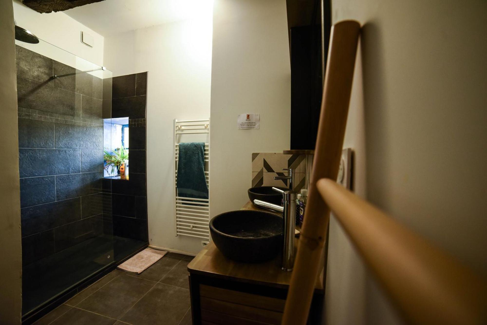 Amani Hostel La Reole Bagian luar foto