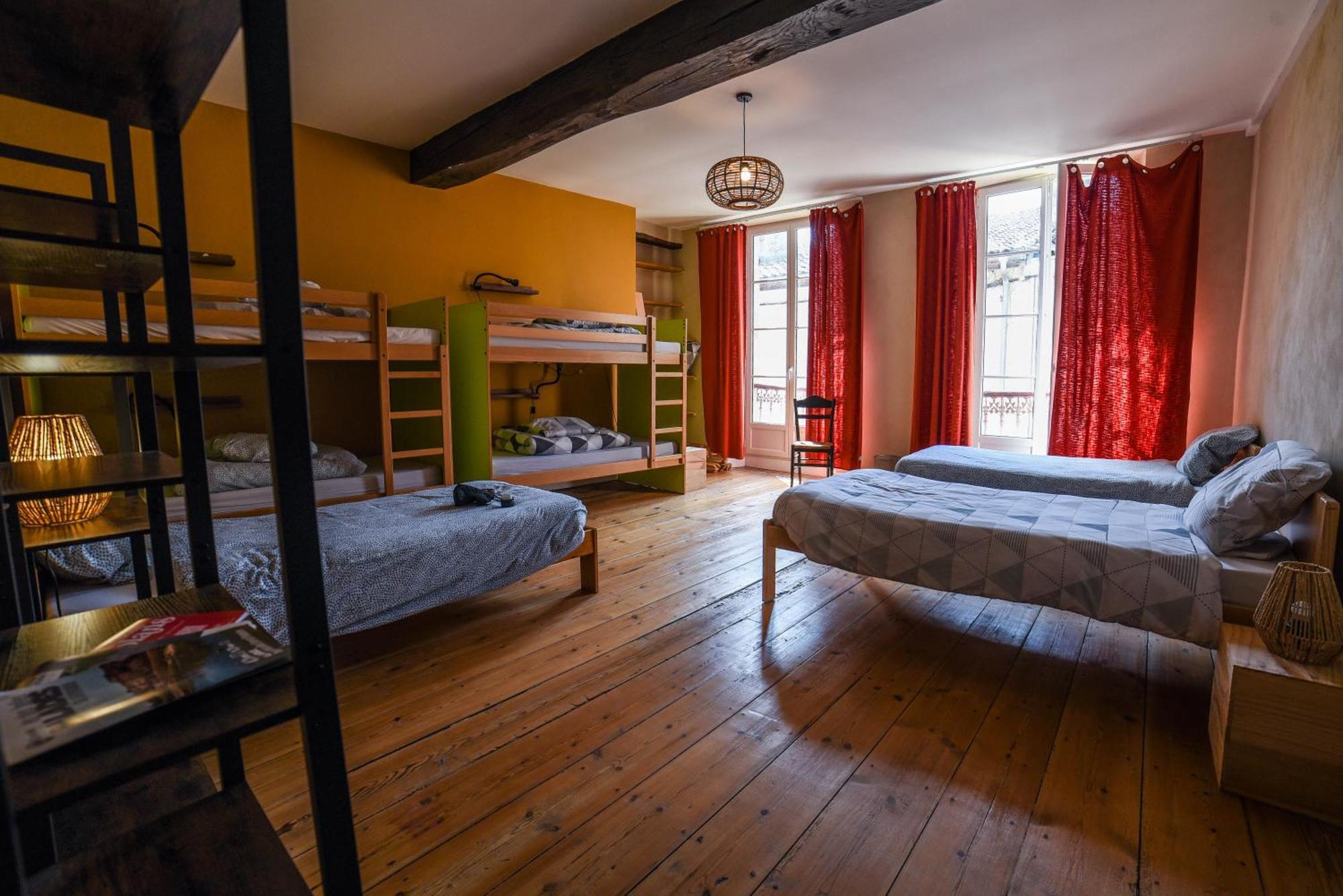 Amani Hostel La Reole Bagian luar foto